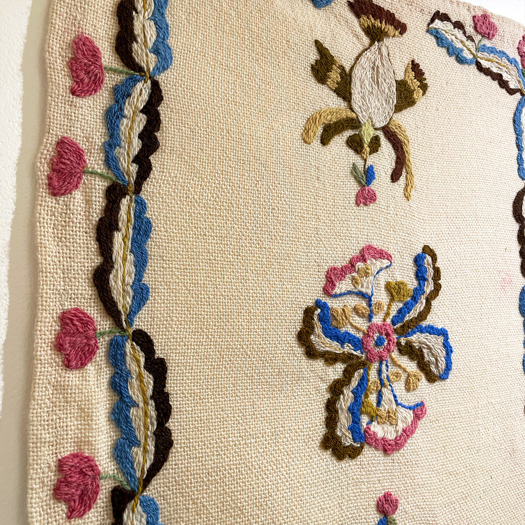Susurros De Los Archivos / Whispers From The Archives (Traditional Moth Motif)