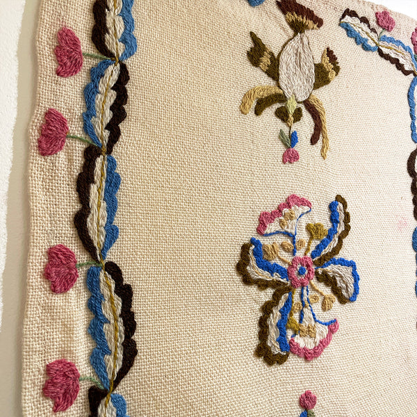 Susurros De Los Archivos / Whispers From The Archives (Traditional Moth Motif)