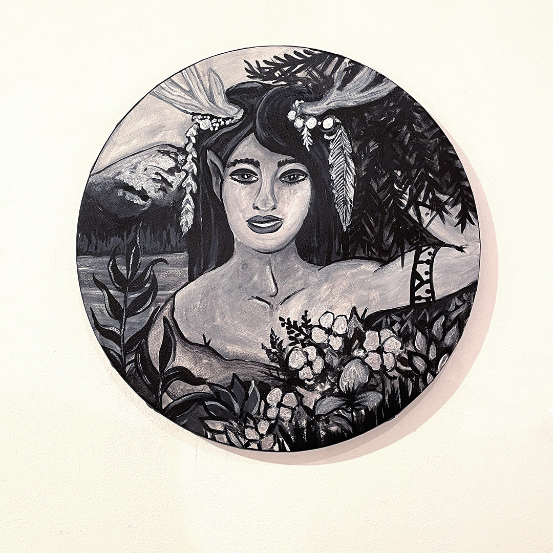 Belle fille en noir et blanc : Maminuashua Ishkuess kakashteuat uapau