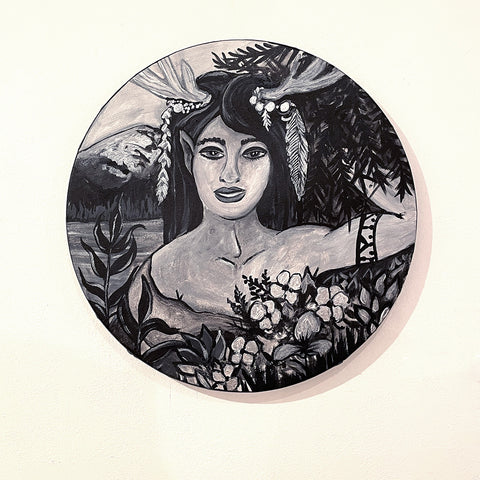 Belle fille en noir et blanc : Maminuashua Ishkuess kakashteuat uapau